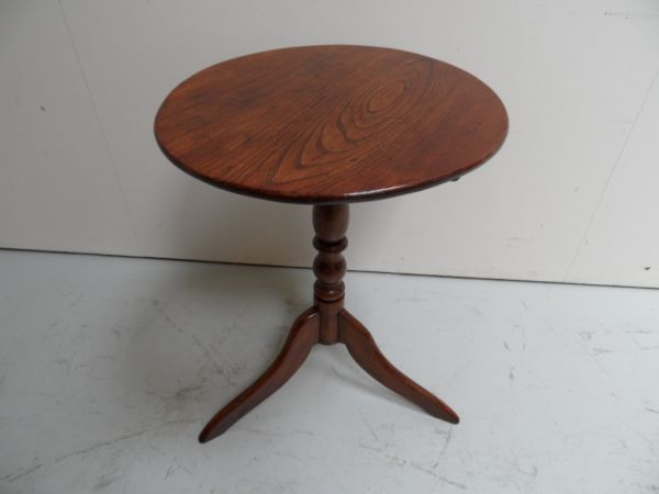 Tilt top sidetable