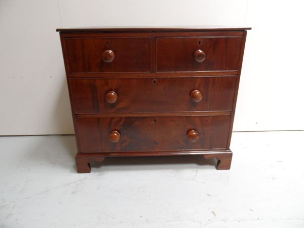 Mahogany chest of drawers