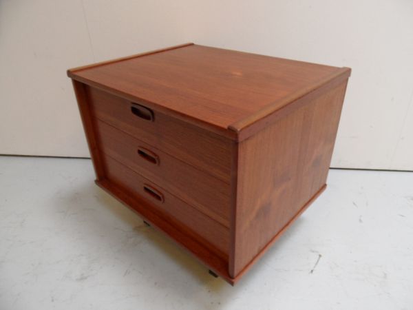 Mid Century chest of drawers